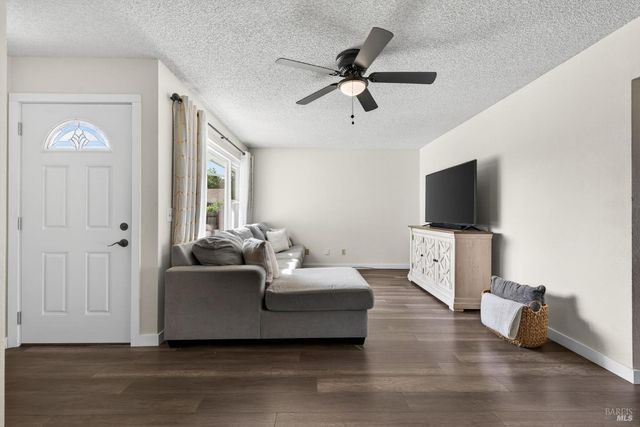 9865 Sunray Pl, Windsor, CA 95492