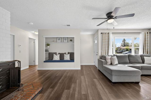 9865 Sunray Pl, Windsor, CA 95492