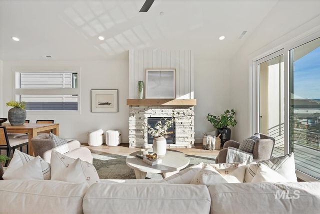 3527 E Warm Springs Ave, Boise, ID 83716