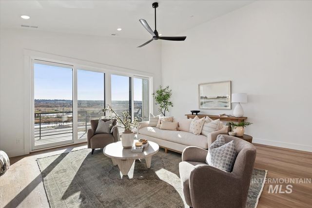 3527 E Warm Springs Ave, Boise, ID 83716