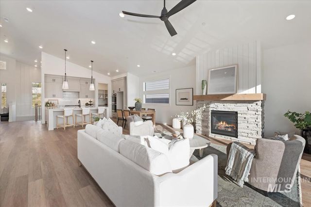 3527 E Warm Springs Ave, Boise, ID 83716