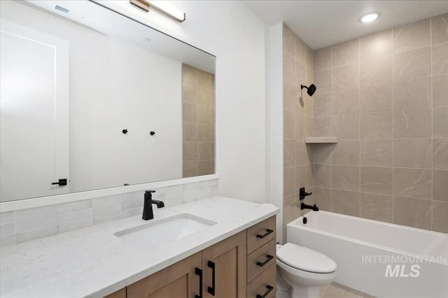 3527 E Warm Springs Ave, Boise, ID 83716