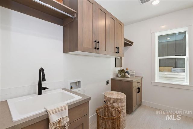 3527 E Warm Springs Ave, Boise, ID 83716