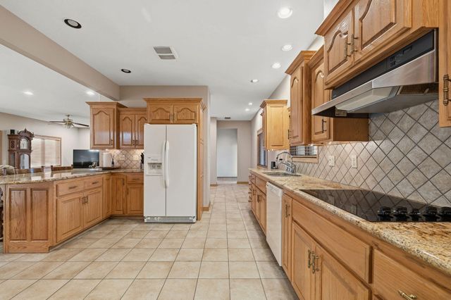 2130 Carlton Road, Hollister, MO 65672