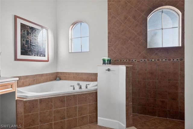 12095 WICKLOW LN, Naples, FL 34120