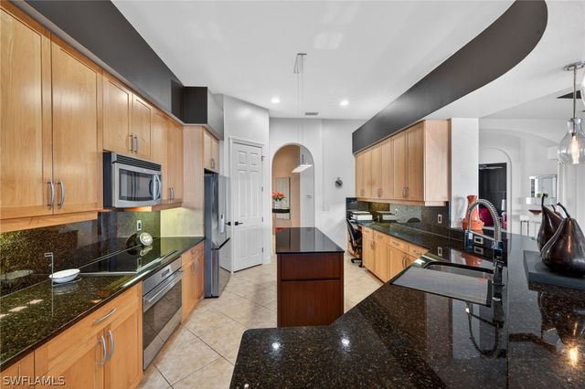 12095 WICKLOW LN, Naples, FL 34120