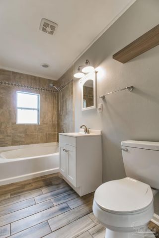 5788 Washington St, Milton, FL 32570