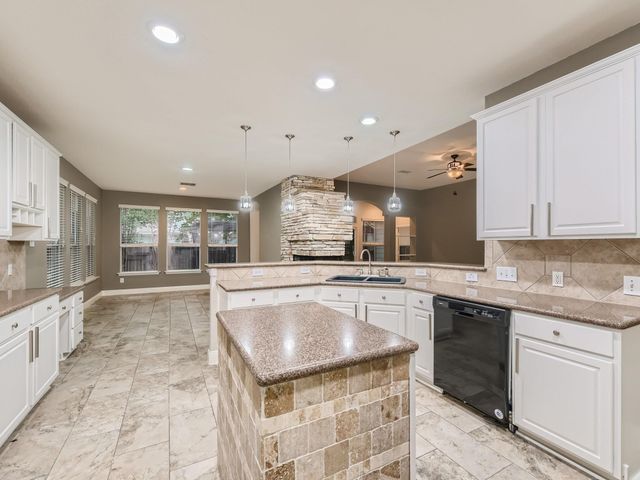 27 W Prairie Dawn Circle, The Woodlands, TX 77385