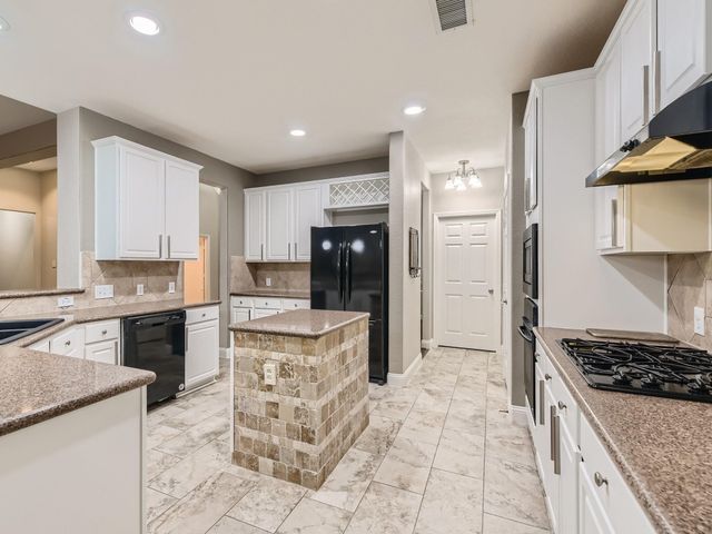 27 W Prairie Dawn Circle, The Woodlands, TX 77385