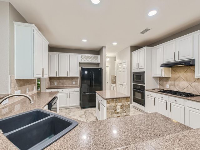 27 W Prairie Dawn Circle, The Woodlands, TX 77385