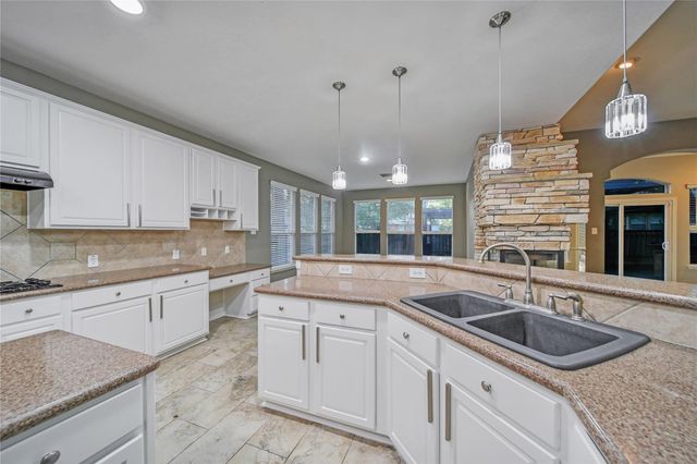 27 W Prairie Dawn Circle, The Woodlands, TX 77385