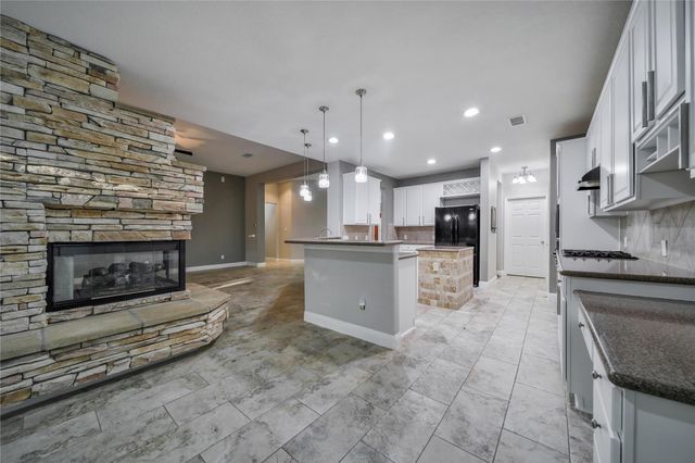 27 W Prairie Dawn Circle, The Woodlands, TX 77385