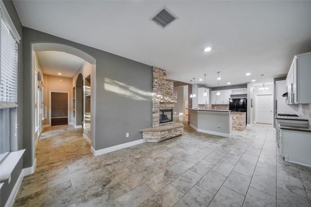 27 W Prairie Dawn Circle, The Woodlands, TX 77385
