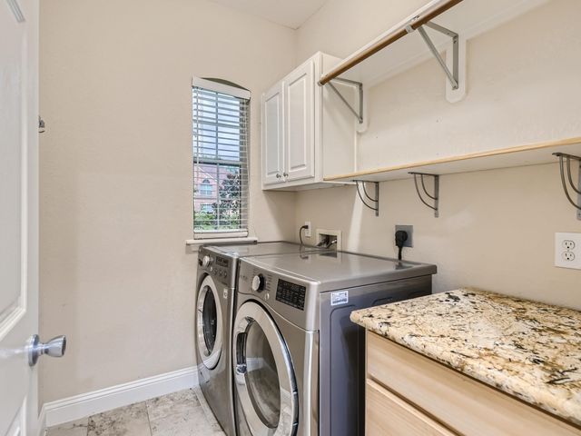 27 W Prairie Dawn Circle, The Woodlands, TX 77385