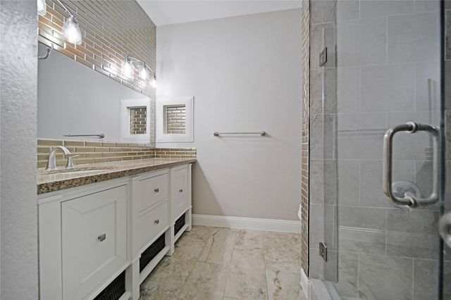 27 W Prairie Dawn Circle, The Woodlands, TX 77385