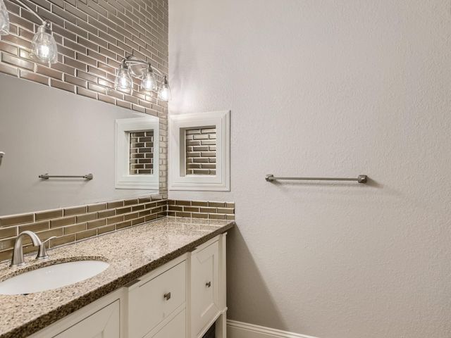 27 W Prairie Dawn Circle, The Woodlands, TX 77385