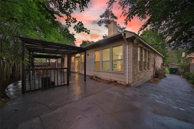 27 W Prairie Dawn Circle, The Woodlands, TX 77385