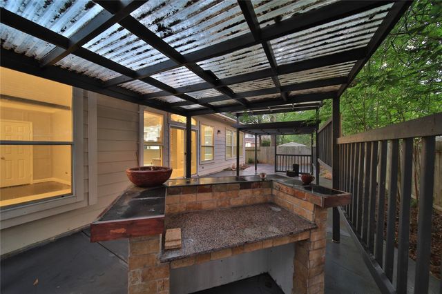 27 W Prairie Dawn Circle, The Woodlands, TX 77385