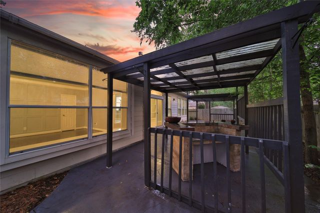 27 W Prairie Dawn Circle, The Woodlands, TX 77385