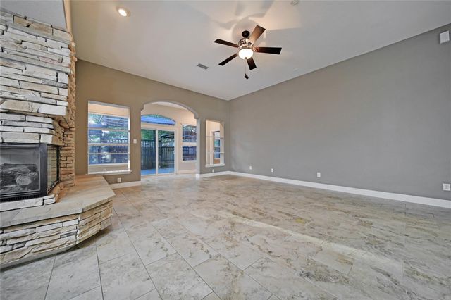 27 W Prairie Dawn Circle, The Woodlands, TX 77385