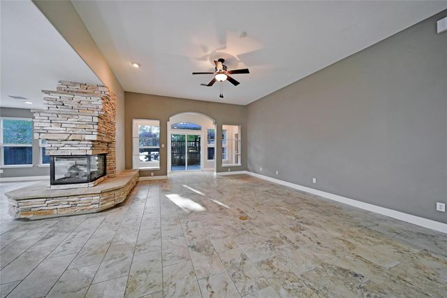 27 W Prairie Dawn Circle, The Woodlands, TX 77385