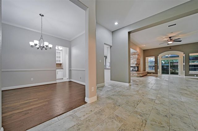 27 W Prairie Dawn Circle, The Woodlands, TX 77385