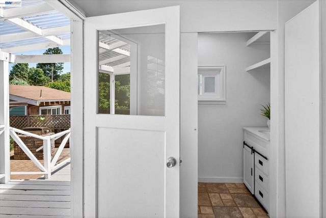 3103 Central Ave, Alameda, CA 94501