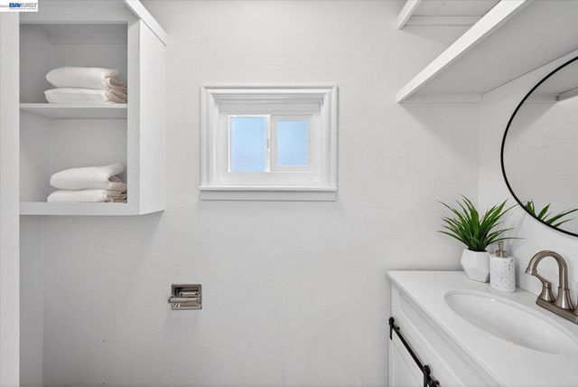 3103 Central Ave, Alameda, CA 94501