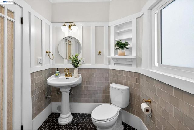 3103 Central Ave, Alameda, CA 94501
