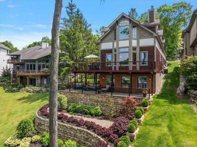 1739 Ridge Road, White Lake Charter Township, MI 48383