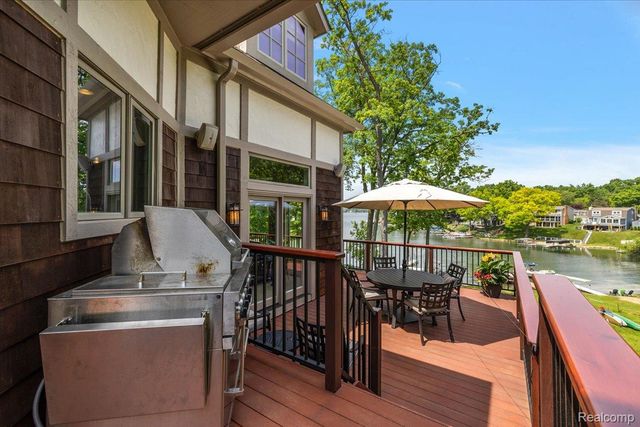 1739 Ridge Road, White Lake Charter Township, MI 48383