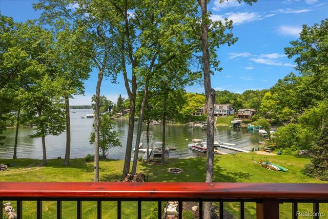 1739 Ridge Road, White Lake Charter Township, MI 48383