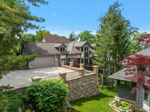 1739 Ridge Road, White Lake Charter Township, MI 48383