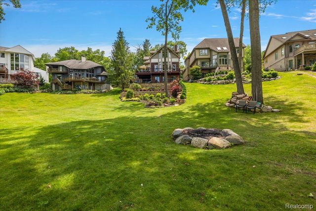 1739 Ridge Road, White Lake Charter Township, MI 48383