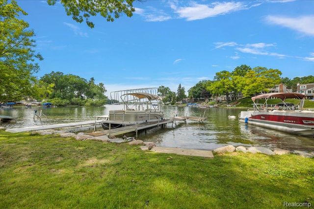 1739 Ridge Road, White Lake Charter Township, MI 48383