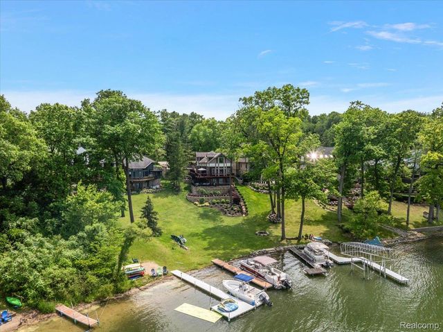 1739 Ridge Road, White Lake Charter Township, MI 48383
