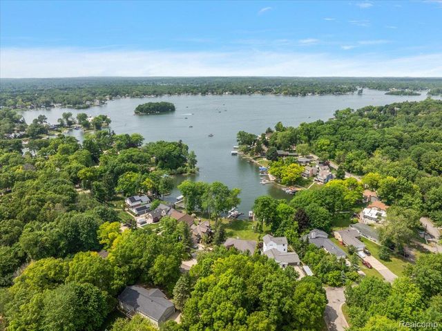 1739 Ridge Road, White Lake Charter Township, MI 48383