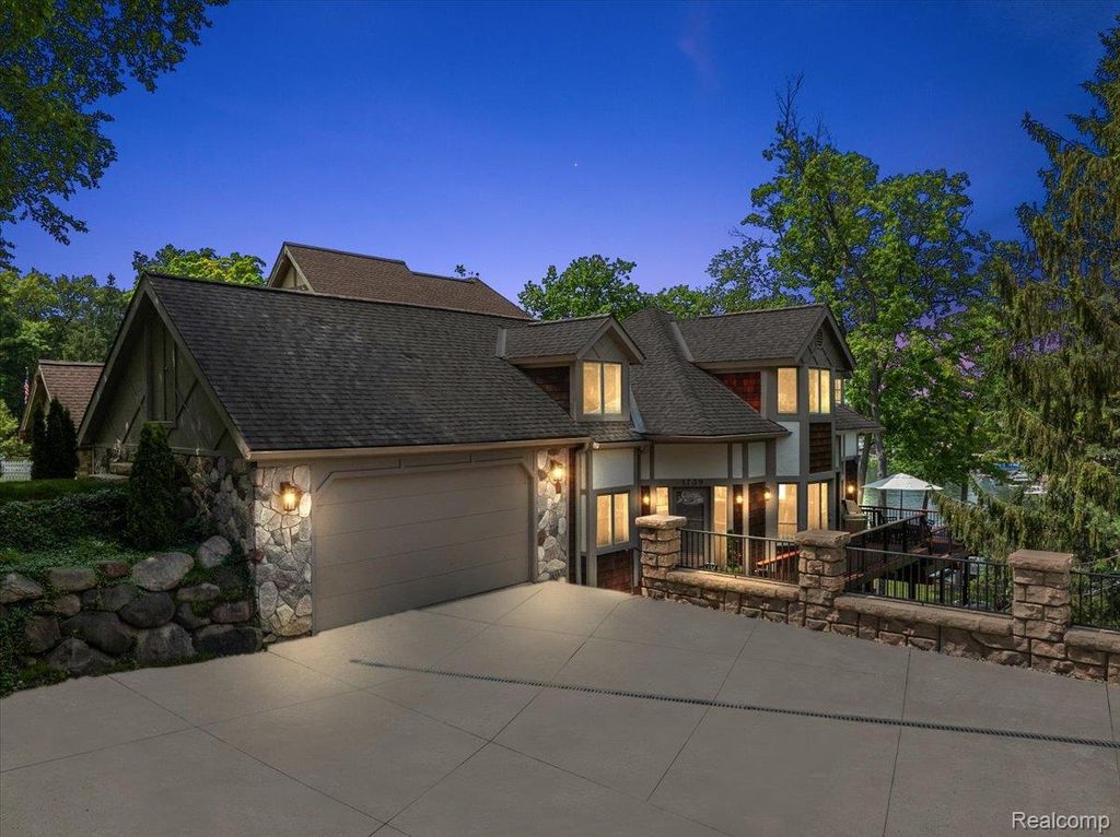 1739 Ridge Road, White Lake Charter Township, MI 48383