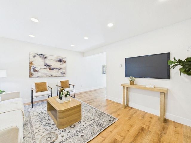 8 Park Ct, Richmond, CA 94803