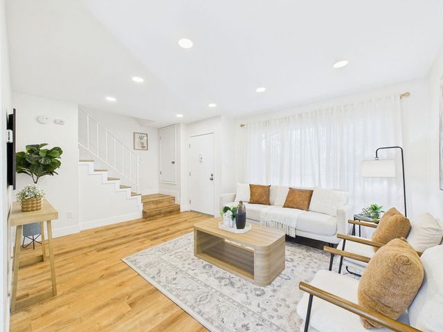 8 Park Ct, Richmond, CA 94803