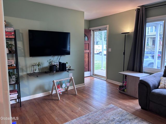 905 3rd Avenue, Troy, NY 12182