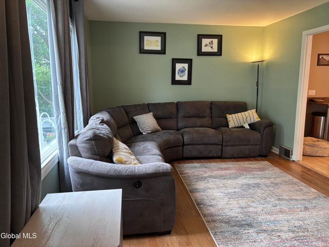 905 3rd Avenue, Troy, NY 12182
