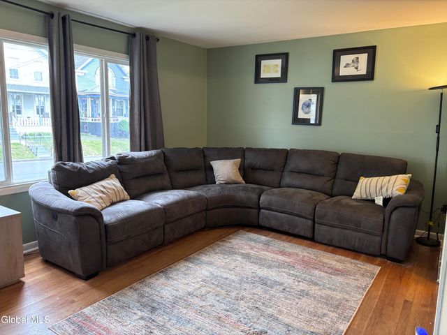905 3rd Avenue, Troy, NY 12182