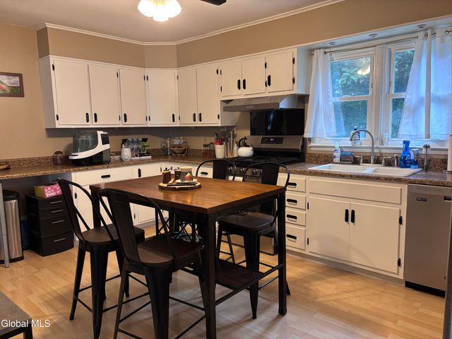 905 3rd Avenue, Troy, NY 12182