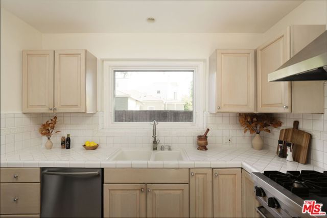 5535 Ventura Canyon Avenue, Sherman Oaks, CA 91401