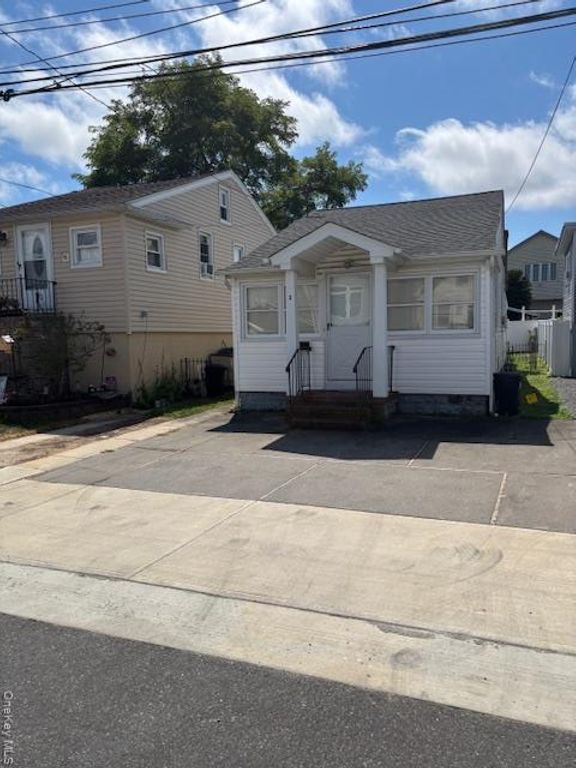 3 Hudson Street W, East Rockaway, NY 11518