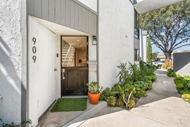 909 Olive Avenue, Coronado, CA 92118