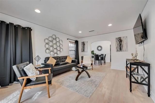 2707 Burlington Boulevard, Dallas, TX 75211