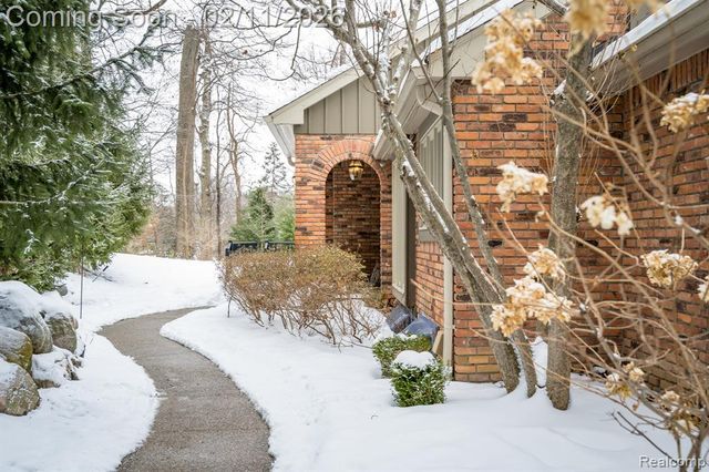 4024 Hidden Woods Drive, Bloomfield Hills, MI 48301