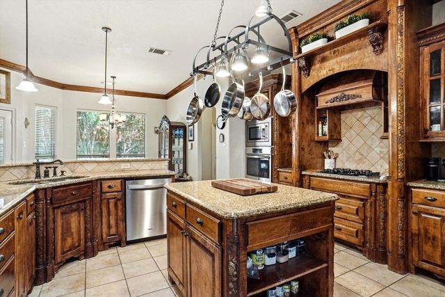 620 Highview Lane, Hurst, TX 76054